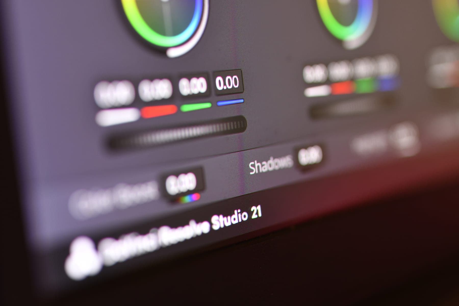 Gros plan sur un écran de station d’étalonnage : roues chromatiques, valeurs de correction et mention DaVinci Resolve Studio
