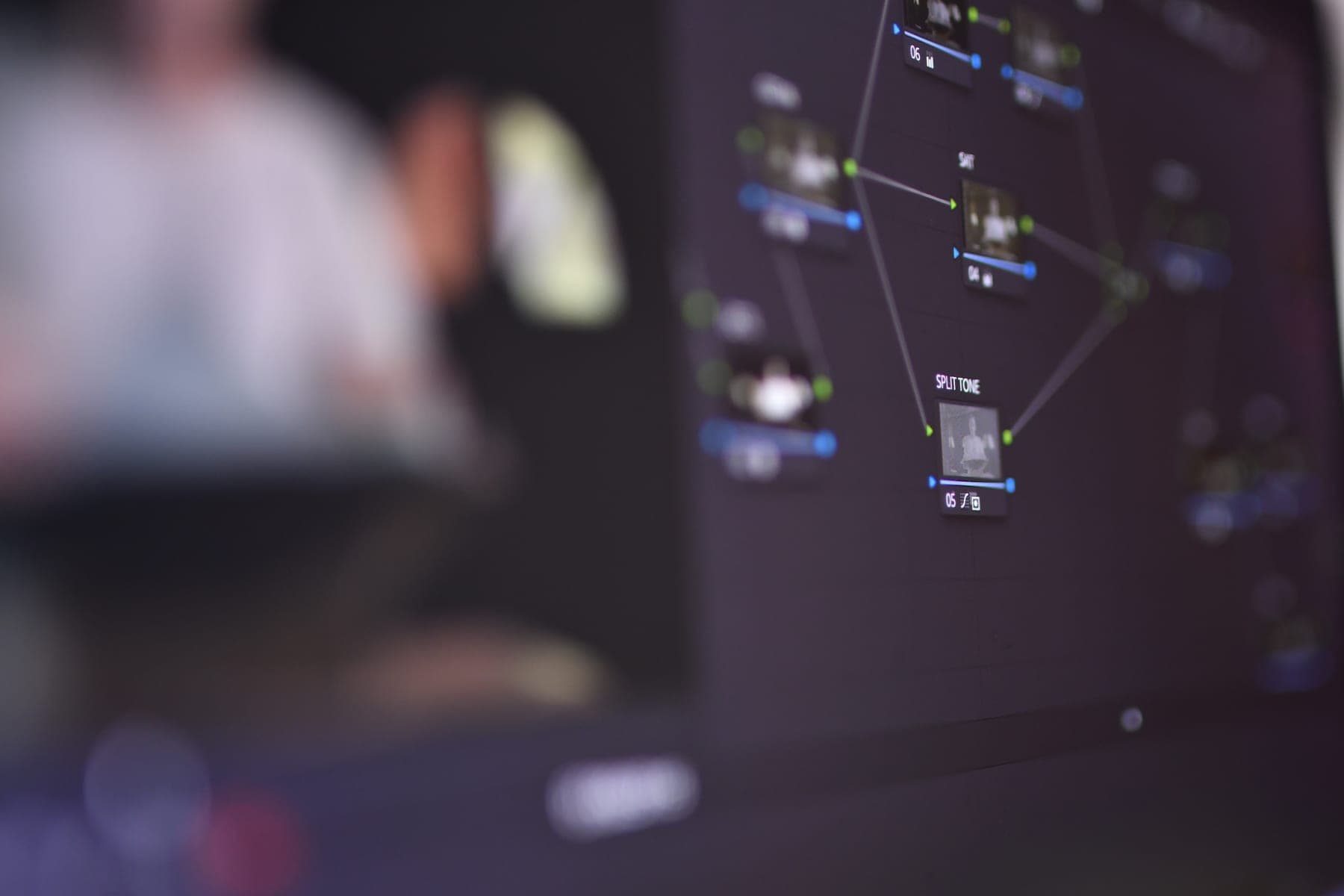 Arbre de nœuds d’une session DaVinci Resolve Studio, nœuds de saturation et de split tone reliés, l’étalonneur en amorce floue au premier plan